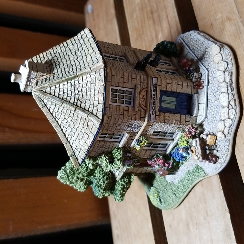 Vintage Lilliput Lane Village Cobbler Figurine
